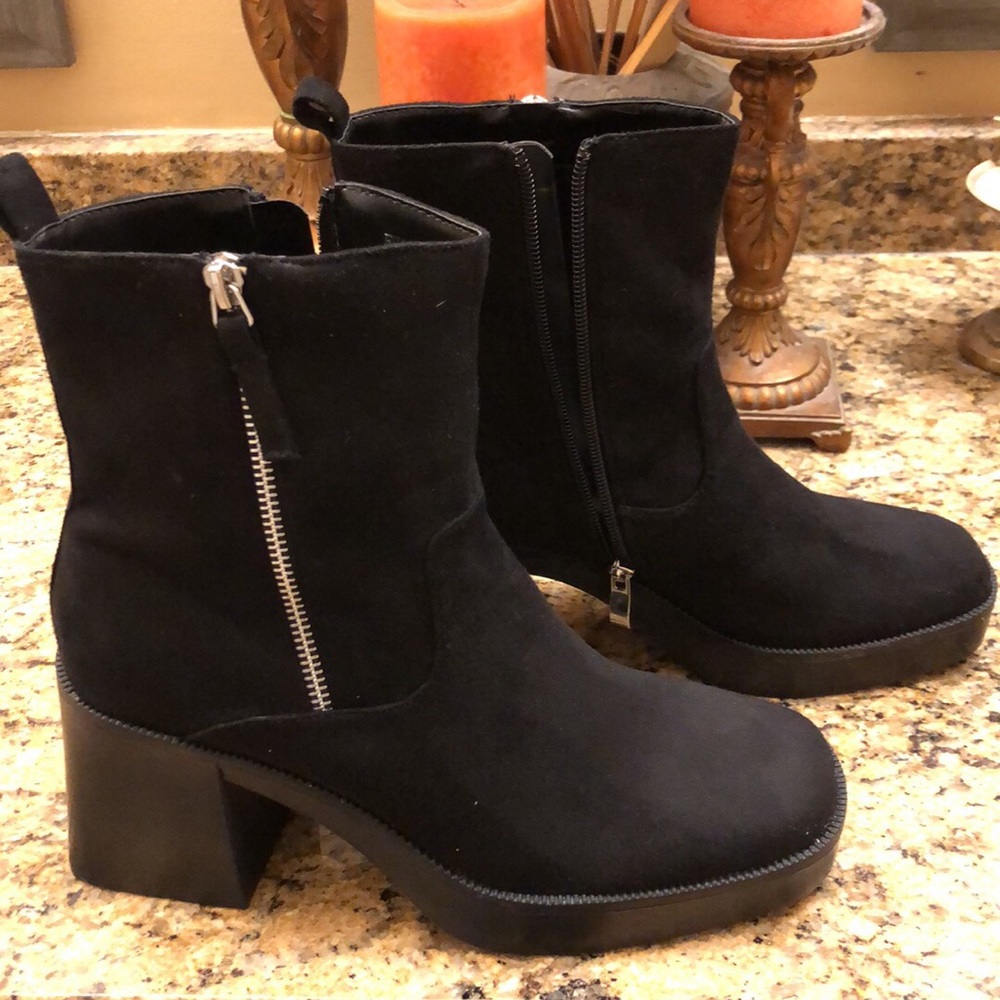 Black chunky heel Chelsea boots